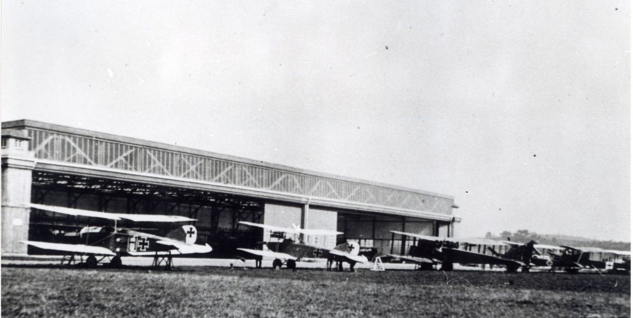 Flugzeuge vor dem Daimler-Werk 1.
